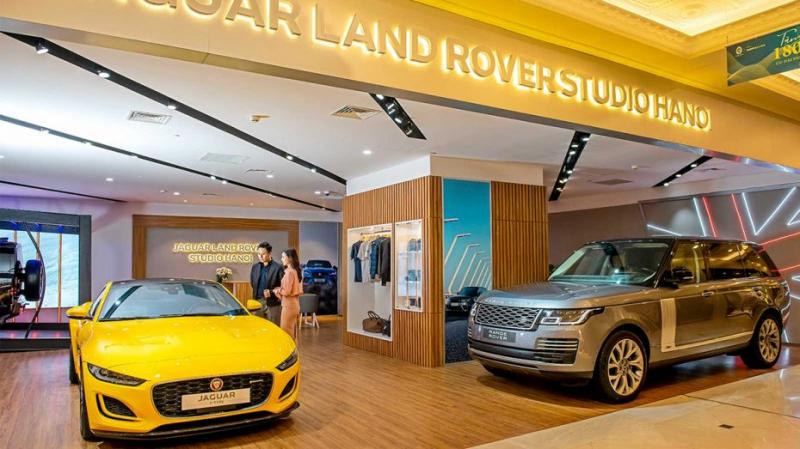 Không gian trưng bày xe sang trọng tại đại lý Land Rover Hà Nội